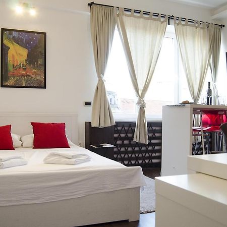 Studio Apartment With A View Of Ban Jelacic Square Zagreb Bagian luar foto
