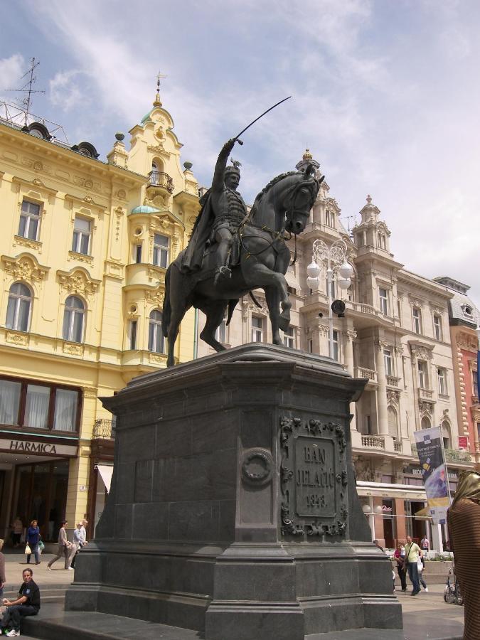Studio Apartment With A View Of Ban Jelacic Square Zagreb Ruang foto