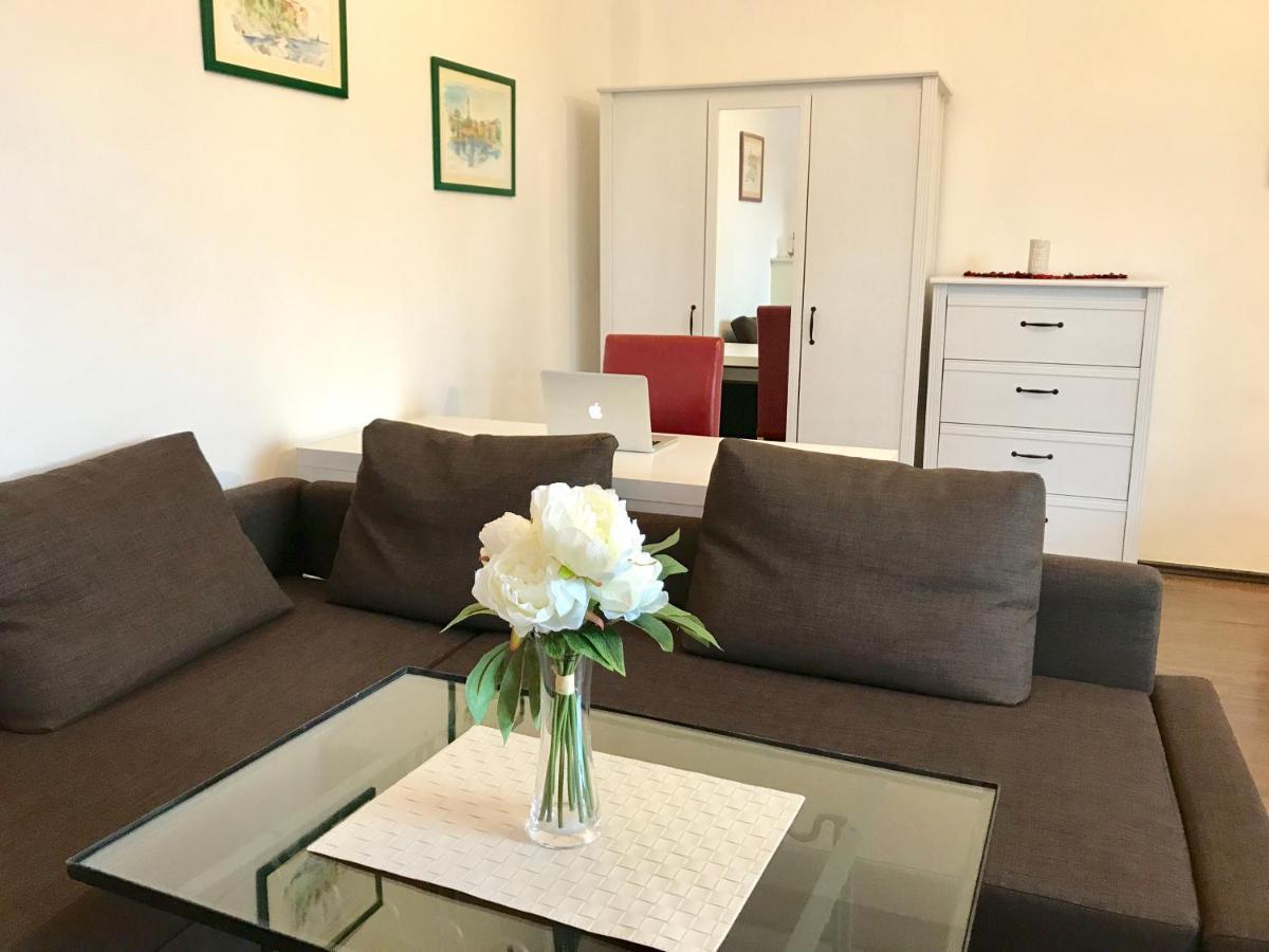 Studio Apartment With A View Of Ban Jelacic Square Zagreb Bagian luar foto