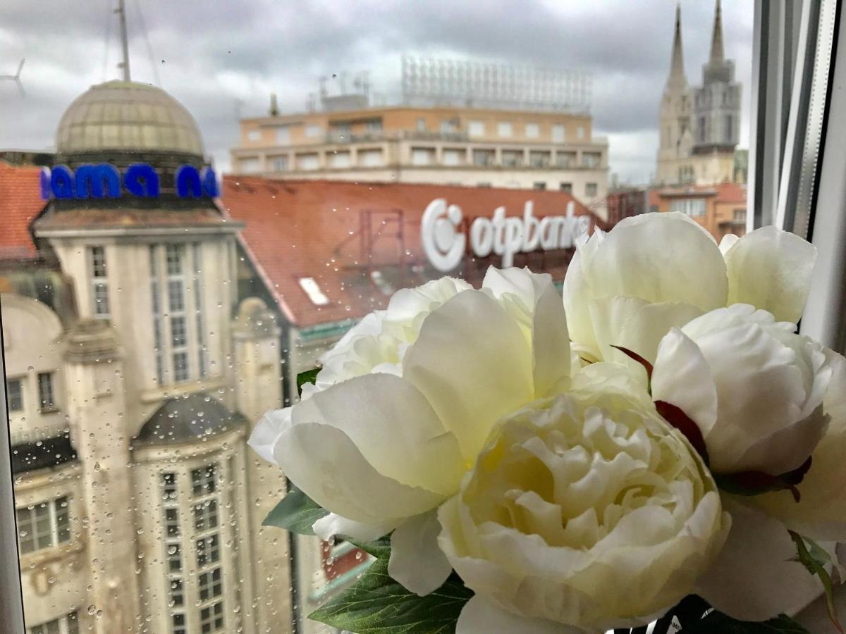 Studio Apartment With A View Of Ban Jelacic Square Zagreb Bagian luar foto
