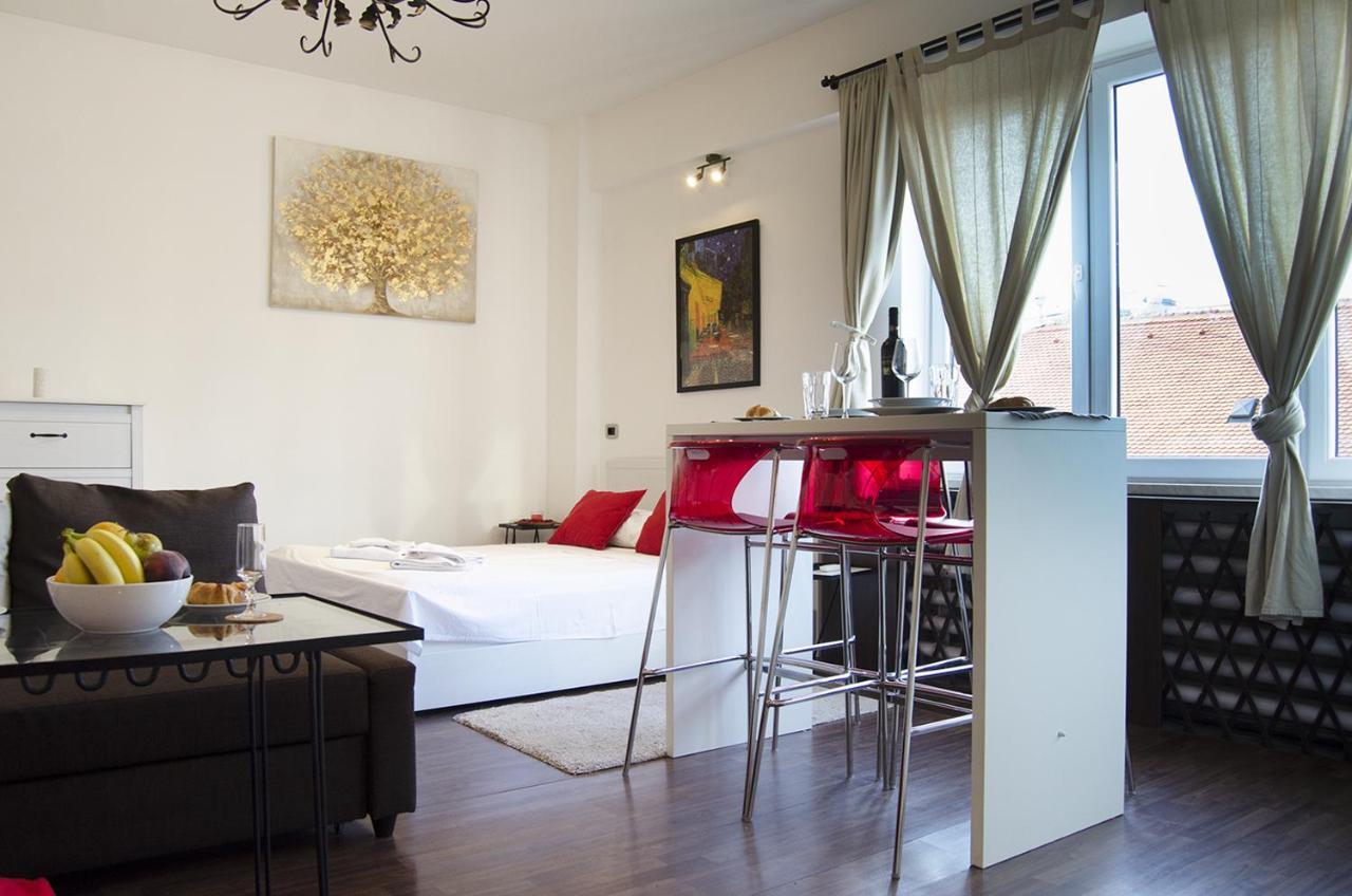 Studio Apartment With A View Of Ban Jelacic Square Zagreb Bagian luar foto