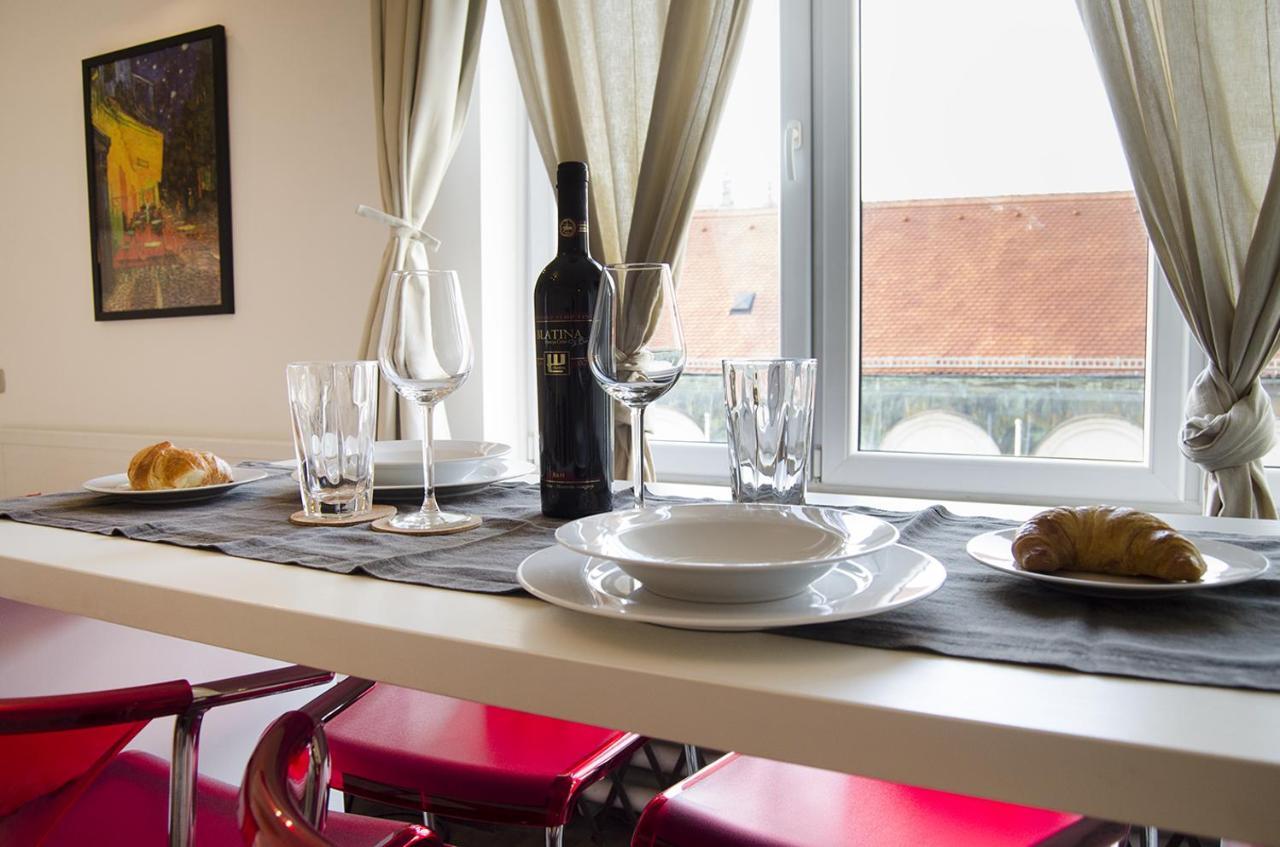 Studio Apartment With A View Of Ban Jelacic Square Zagreb Bagian luar foto