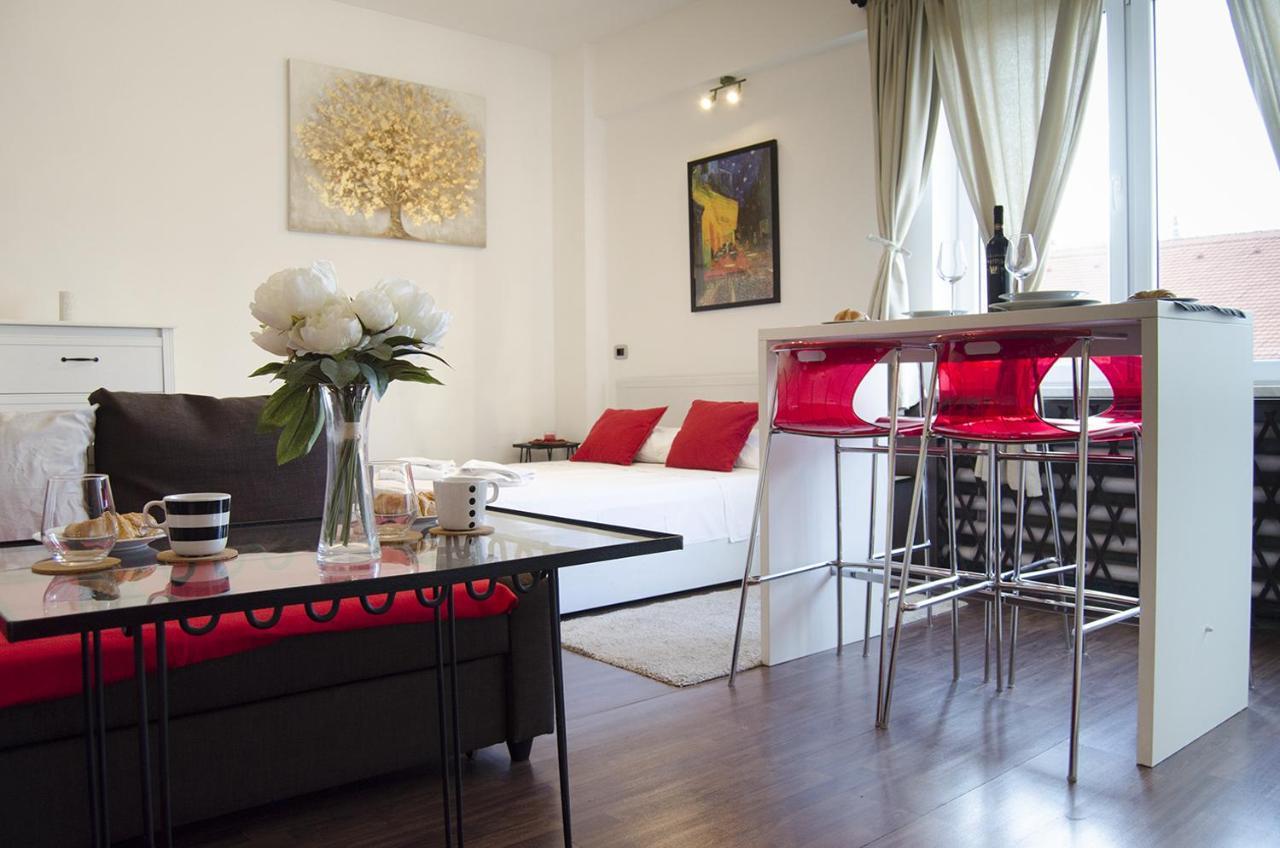 Studio Apartment With A View Of Ban Jelacic Square Zagreb Bagian luar foto